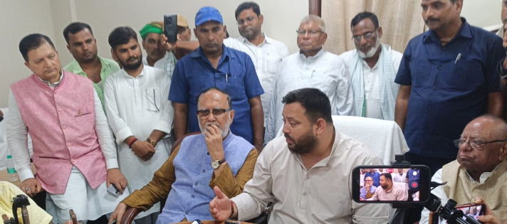 रोशन यादव की जेल में मौत के बाद परिजनों से मुलाकात करते तेजस्वी यादव