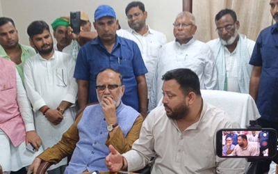 रोशन यादव की जेल में मौत के बाद परिजनों से मुलाकात करते तेजस्वी यादव