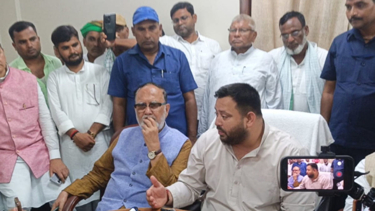 रोशन यादव की जेल में मौत के बाद परिजनों से मुलाकात करते तेजस्वी यादव