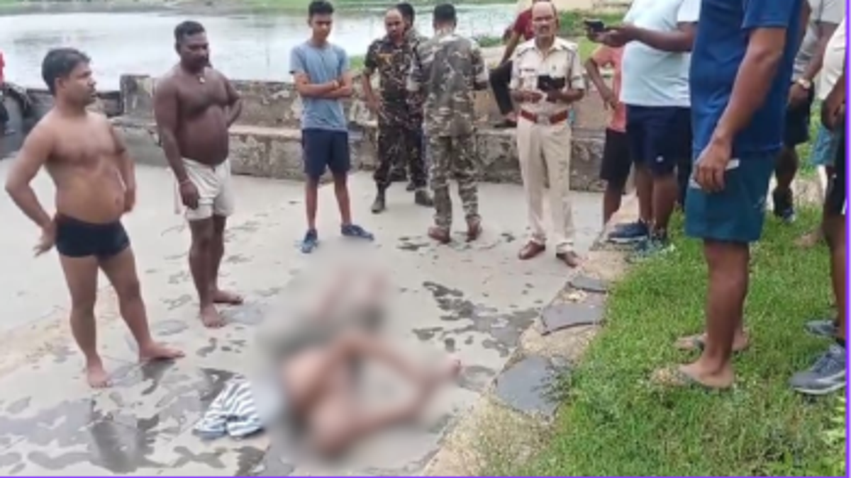 देवघर के नंदन पहाड़ तालाब में अज्ञात शव मिलने के बाद मौके पर जांच करती पुलिस और जुटी स्थानीय लोगों की भीड़।