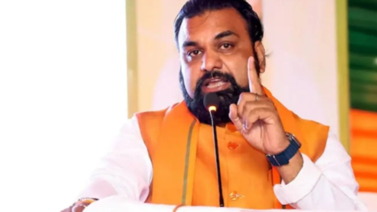 बिहार के मुख्यमंत्री सम्राट चौधरी चीनी मिलों को दोबारा शुरू करने का ऐलान करते हुए