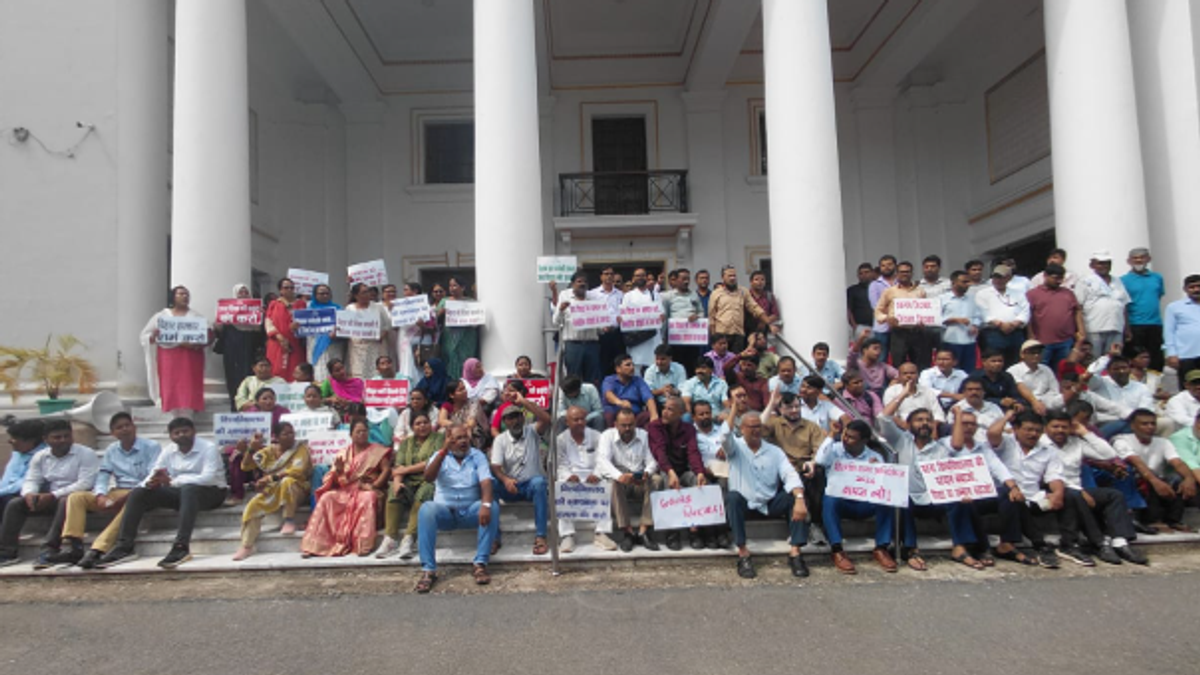 पटना यूनिवर्सिटी में बिहार यूनिवर्सिटी एक्ट 2026 के विरोध में प्रदर्शन करते शिक्षक और शिक्षकेतर कर्मचारी