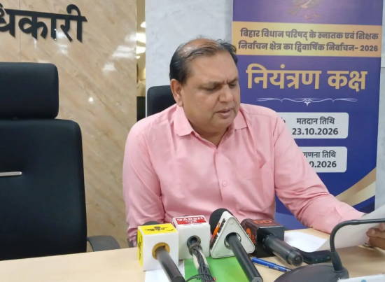 बिहार विधान परिषद चुनाव 2026 में मतदान केंद्र पर वोट डालते मतदाता