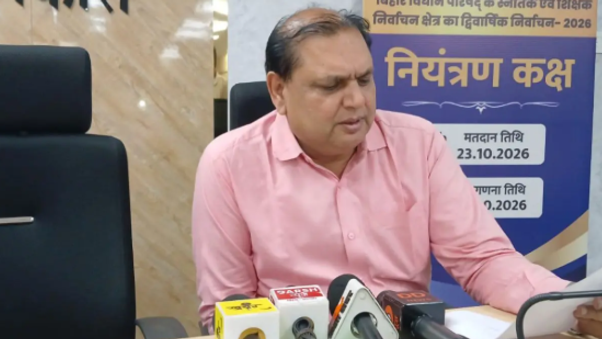 बिहार विधान परिषद चुनाव 2026 में मतदान केंद्र पर वोट डालते मतदाता