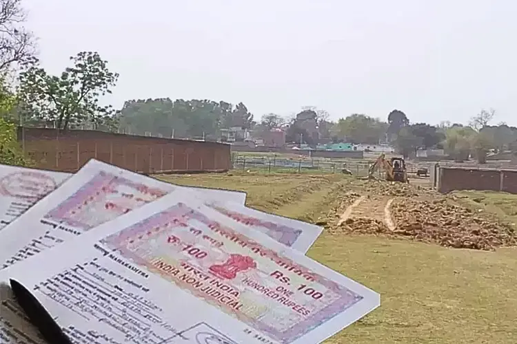 ग्रीनफील्ड सैटेलाइट टाउनशिप क्षेत्र में प्रतिबंधित भूमि और जमीन की रजिस्ट्री पर रोक का प्रतीकात्मक दृश्य।