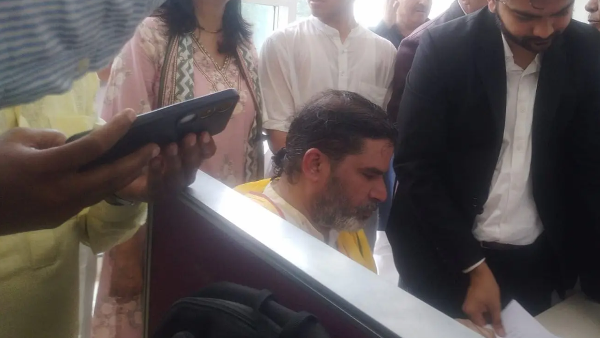 बांकीपुर उपचुनाव के लिए नामांकन से पहले समर्थकों के साथ रोड शो करते जन सुराज उम्मीदवार प्रशांत किशोर।