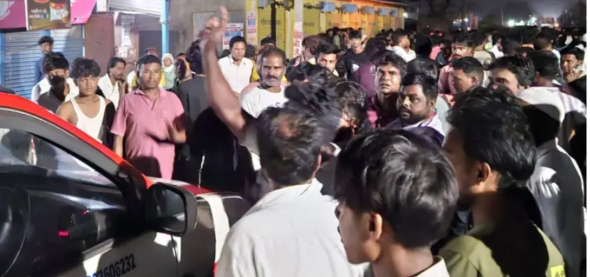 रांची के ओरमांझी में सड़क हादसे के बाद प्रदर्शन करते ग्रामीण और खड़ा हाइवा वाहन।