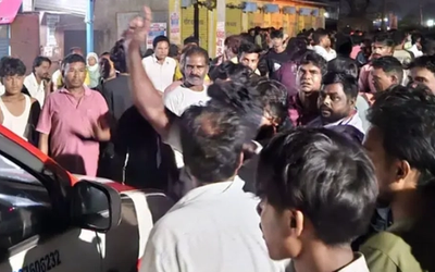 रांची के ओरमांझी में सड़क हादसे के बाद प्रदर्शन करते ग्रामीण और खड़ा हाइवा वाहन।