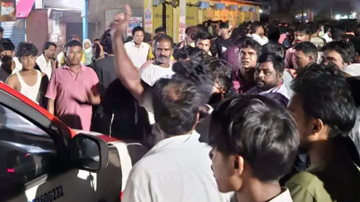 रांची के ओरमांझी में सड़क हादसे के बाद प्रदर्शन करते ग्रामीण और खड़ा हाइवा वाहन।
