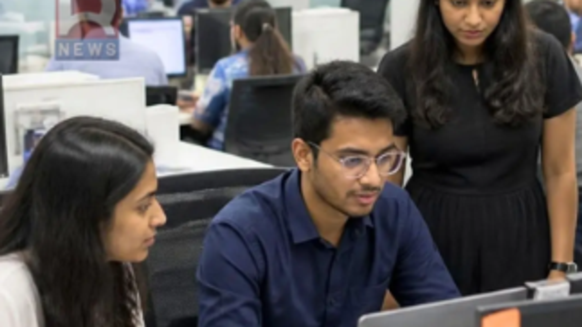 UPSSSC Junior Engineer Agriculture भर्ती के ऑनलाइन आवेदन और कृषि निदेशालय में सरकारी नौकरी का प्रतीकात्मक दृश्य।