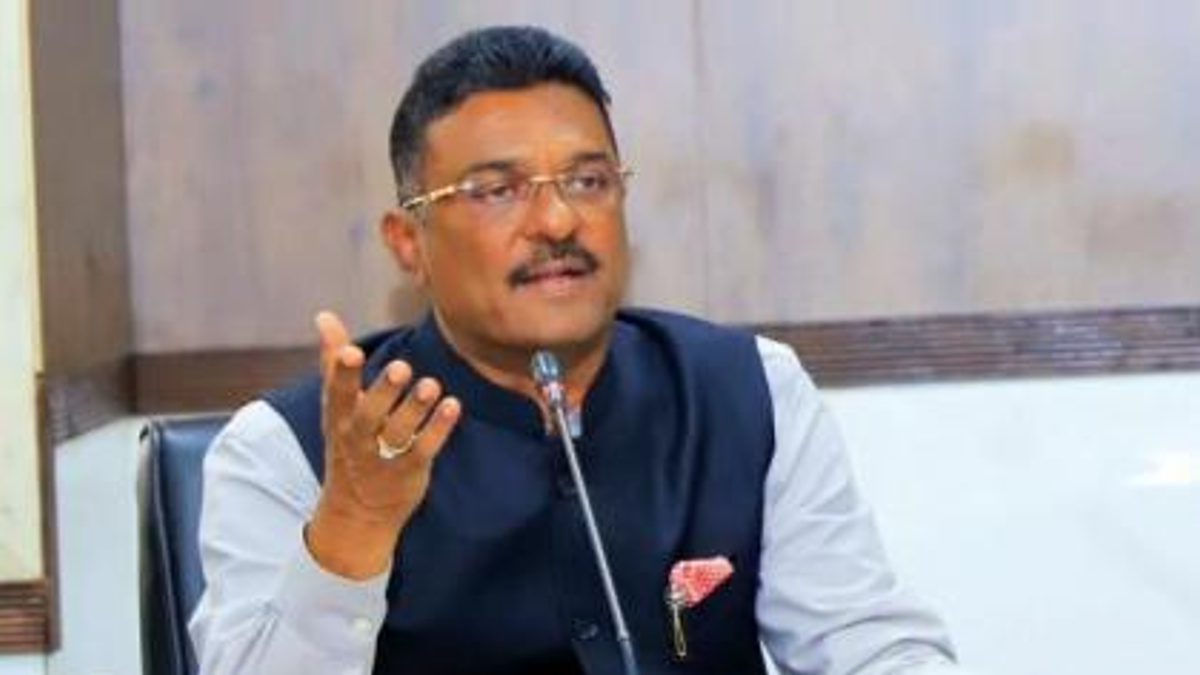 महाराष्ट्र में ड्राइविंग लाइसेंस के नए नियमों और डोमिसाइल सर्टिफिकेट संबंधी घोषणा का प्रतीकात्मक चित्र।