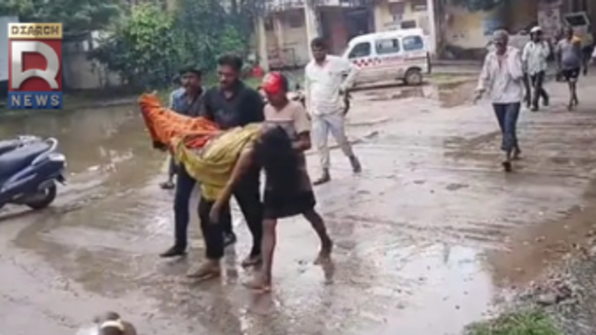 दानापुर में बाढ़ के बीच शव को अस्पताल ले जाते परिजनों का प्रतीकात्मक दृश्य।