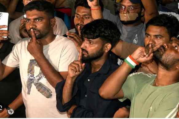 रांची में JPSC-JSSC छात्रों का साइलेंट मार्च, हाथों में फूल लेकर प्रदर्शन करते छात्र