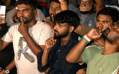 रांची में JPSC-JSSC छात्रों का साइलेंट मार्च, हाथों में फूल लेकर प्रदर्शन करते छात्र