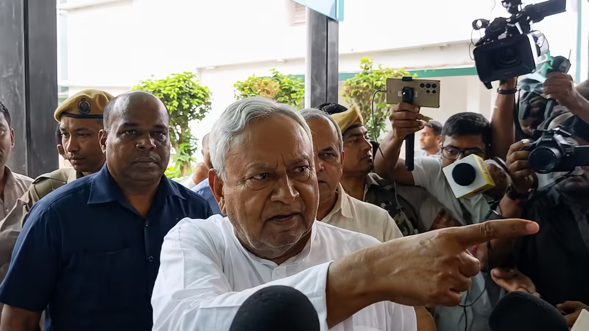 पटना स्थित जेडीयू प्रदेश कार्यालय का निरीक्षण करते हुए नीतीश कुमार और प्रदेश अध्यक्ष उमेश कुशवाहा