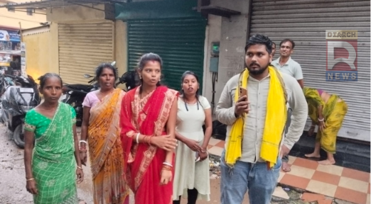 जमशेदपुर के मानगो में लोन रिकवरी विवाद के बाद बैंक परिसर के बाहर महिला और सामाजिक कार्यकर्ता।