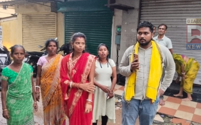 जमशेदपुर के मानगो में लोन रिकवरी विवाद के बाद बैंक परिसर के बाहर महिला और सामाजिक कार्यकर्ता।
