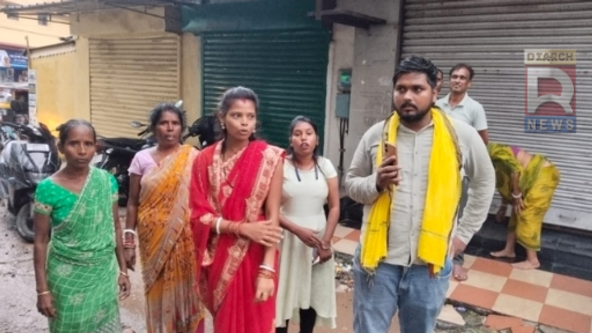 जमशेदपुर के मानगो में लोन रिकवरी विवाद के बाद बैंक परिसर के बाहर महिला और सामाजिक कार्यकर्ता।