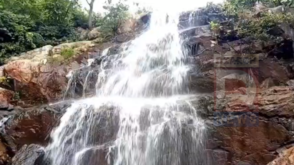 हजारीबाग के ईचाक में 70 फीट की ऊंचाई से गिरता सिकरी झरना