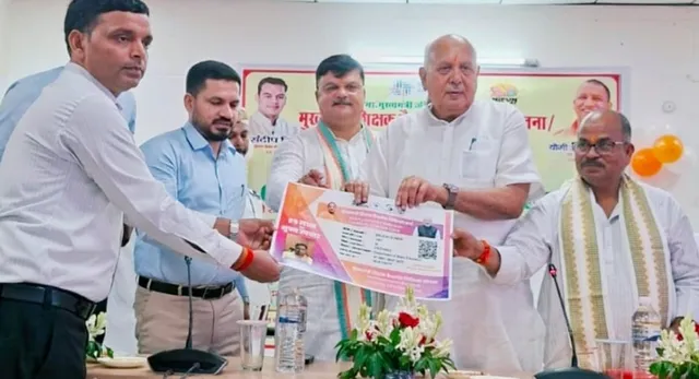 अयोध्या में मुख्यमंत्री शिक्षक कैशलेस चिकित्सा योजना के तहत शिक्षकों को कार्ड वितरण और डीबीटी योजना के शुभारंभ का कार्यक्रम।