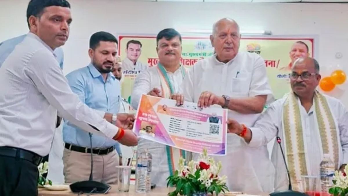 अयोध्या में मुख्यमंत्री शिक्षक कैशलेस चिकित्सा योजना के तहत शिक्षकों को कार्ड वितरण और डीबीटी योजना के शुभारंभ का कार्यक्रम।