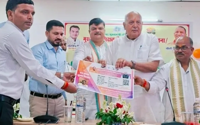 अयोध्या में मुख्यमंत्री शिक्षक कैशलेस चिकित्सा योजना के तहत शिक्षकों को कार्ड वितरण और डीबीटी योजना के शुभारंभ का कार्यक्रम।
