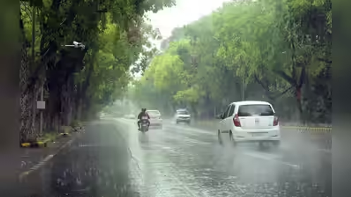 बिहार के 27 जिलों में भारी बारिश, वज्रपात और तेज हवा को लेकर मौसम विभाग का ऑरेंज अलर्ट।