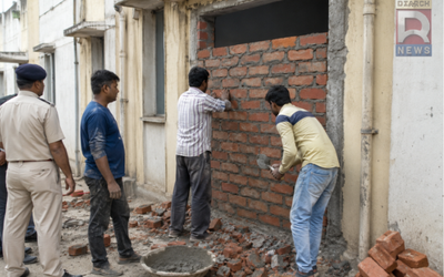 बोकारो स्टील प्लांट टाउनशिप में अवैध कब्जे से मुक्त कराए गए क्वार्टर को दीवार बनाकर सील करते कर्मचारी।