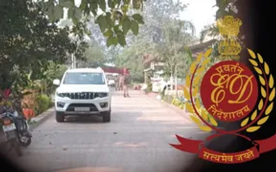 धनबाद में अवैध कोयला कारोबार मामले में छापेमारी के दौरान प्रवर्तन निदेशालय (ED) की टीम।