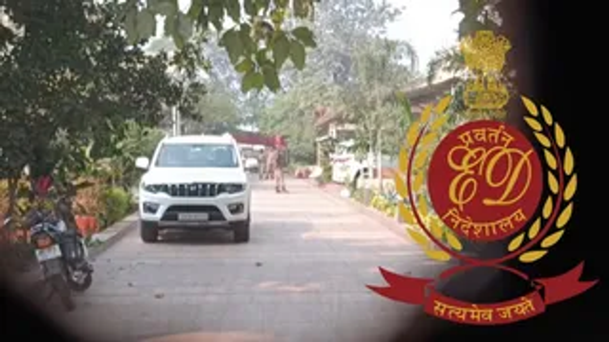 धनबाद में अवैध कोयला कारोबार मामले में छापेमारी के दौरान प्रवर्तन निदेशालय (ED) की टीम।