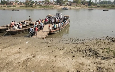 बिहार के सरकारी नौकाघाट पर चलती नावें और नई नौकाघाट बंदोबस्ती एवं प्रबंधन नियमावली 2026 का सांकेतिक दृश्य।