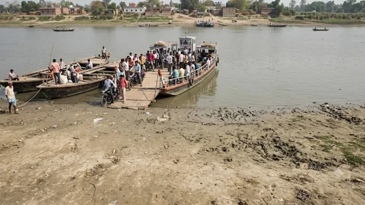 बिहार के सरकारी नौकाघाट पर चलती नावें और नई नौकाघाट बंदोबस्ती एवं प्रबंधन नियमावली 2026 का सांकेतिक दृश्य।