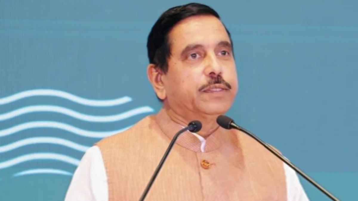 पटना के बापू सभागार में शिक्षा व्यवस्था और नई शिक्षा नीति पर संबोधन देते केंद्रीय शिक्षा मंत्री प्रह्लाद जोशी।
