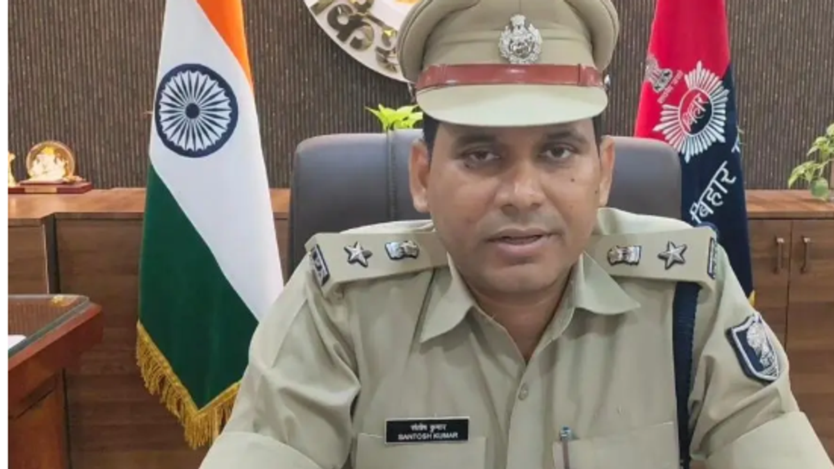 किशनगंज वायरल वीडियो केस में कार्रवाई करते एसपी संतोष कुमार और पुलिस टीम
