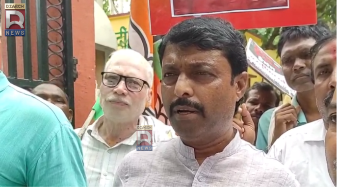 बोकारो में भर्ती परीक्षाओं में कथित धांधली के विरोध में उपायुक्त कार्यालय के बाहर प्रदर्शन करते भाजयुमो कार्यकर्ता।