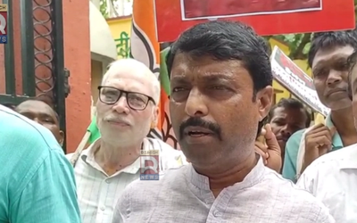 बोकारो में भर्ती परीक्षाओं में कथित धांधली के विरोध में उपायुक्त कार्यालय के बाहर प्रदर्शन करते भाजयुमो कार्यकर्ता।