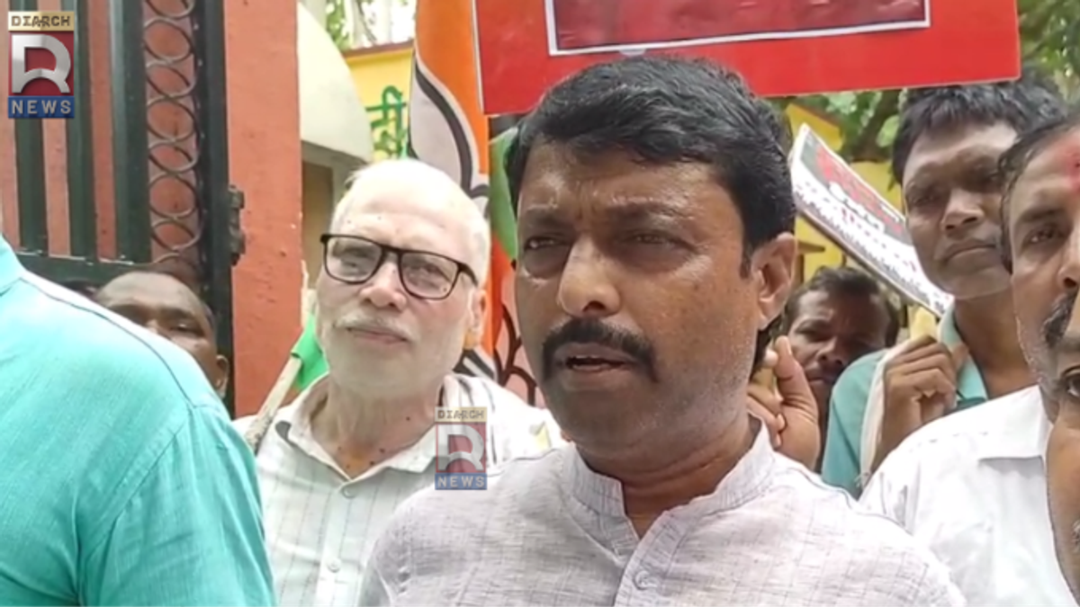 बोकारो में भर्ती परीक्षाओं में कथित धांधली के विरोध में उपायुक्त कार्यालय के बाहर प्रदर्शन करते भाजयुमो कार्यकर्ता।