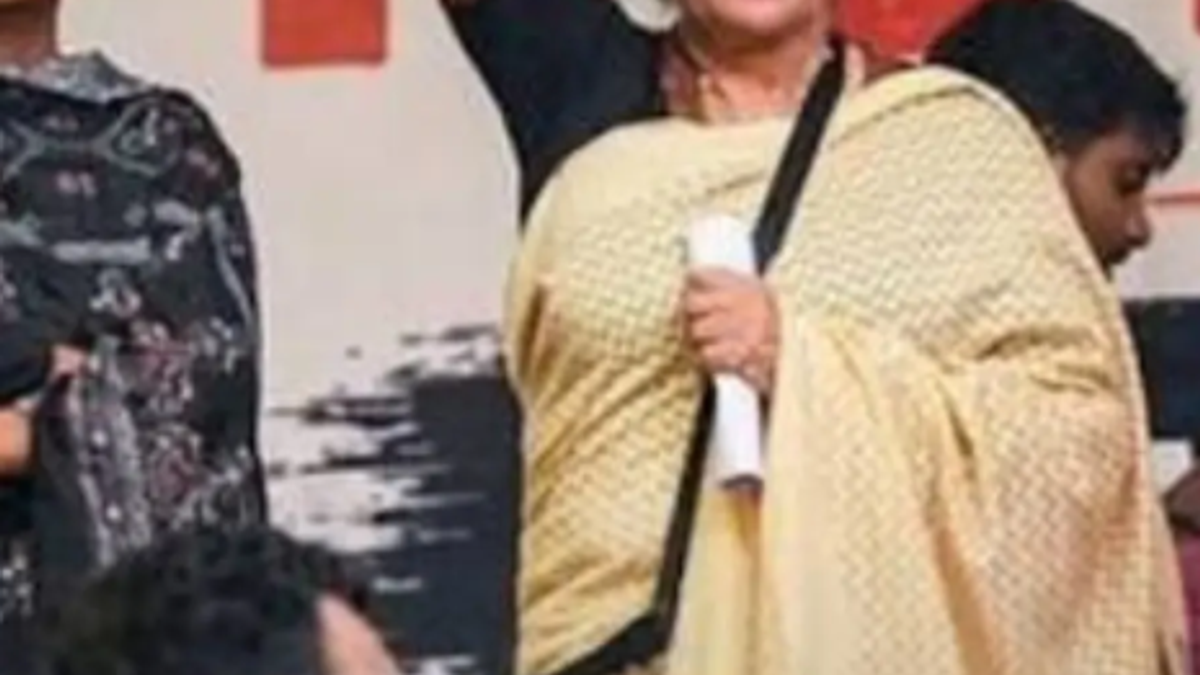 जंतर-मंतर पर CJP प्रदर्शन में शामिल होकर मीडिया से बातचीत करती अभिनेत्री शबाना आजमी।