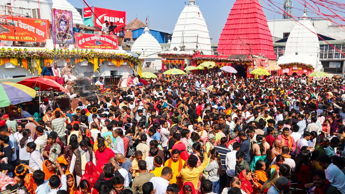 श्रावणी मेला 2026 के दौरान देवघर बैद्यनाथधाम में सुरक्षा व्यवस्था और निगरानी का सांकेतिक दृश्य।
