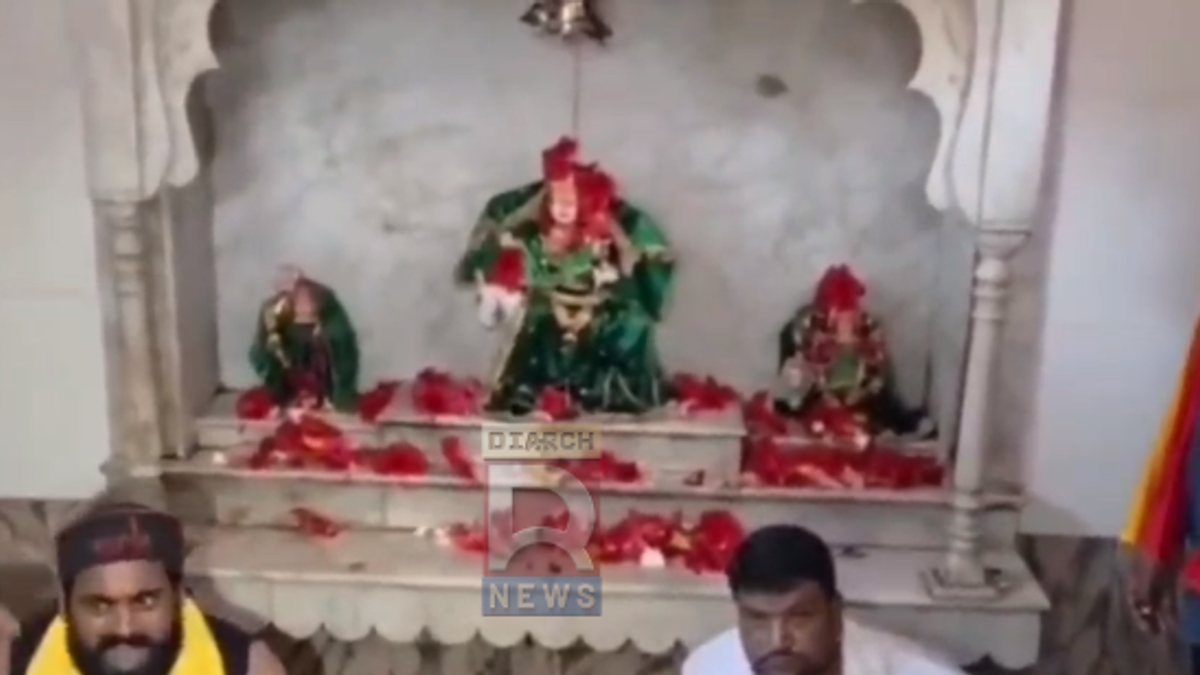 काकोरी के शीतला देवी मंदिर में पूजा के बाद मीडिया से बात करते सूरज पासी