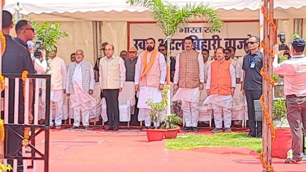 पटना के पाटलिपुत्रा पार्क में अटल बिहारी वाजपेयी की पुण्यतिथि पर श्रद्धांजलि देते राज्यपाल और मुख्यमंत्री