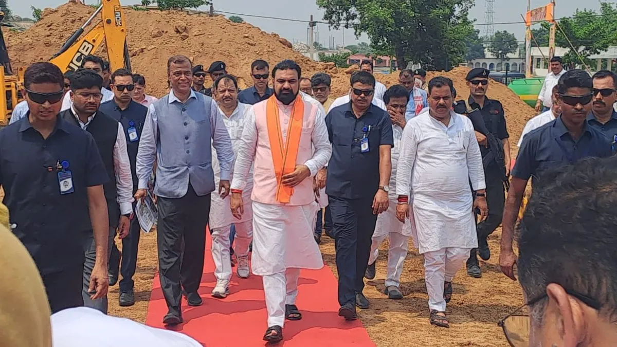 भागलपुर के गोराडीह स्थित नवस्थापित राजकीय डिग्री महाविद्यालय में उद्घाटन समारोह की तैयारियां।