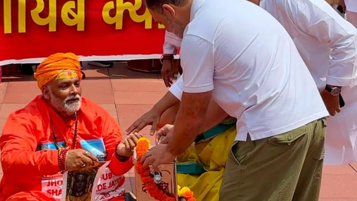 संसद परिसर में पुजारी के वेश में बैठे पप्पू यादव और दान पात्र में पैसे डालते राहुल गांधी