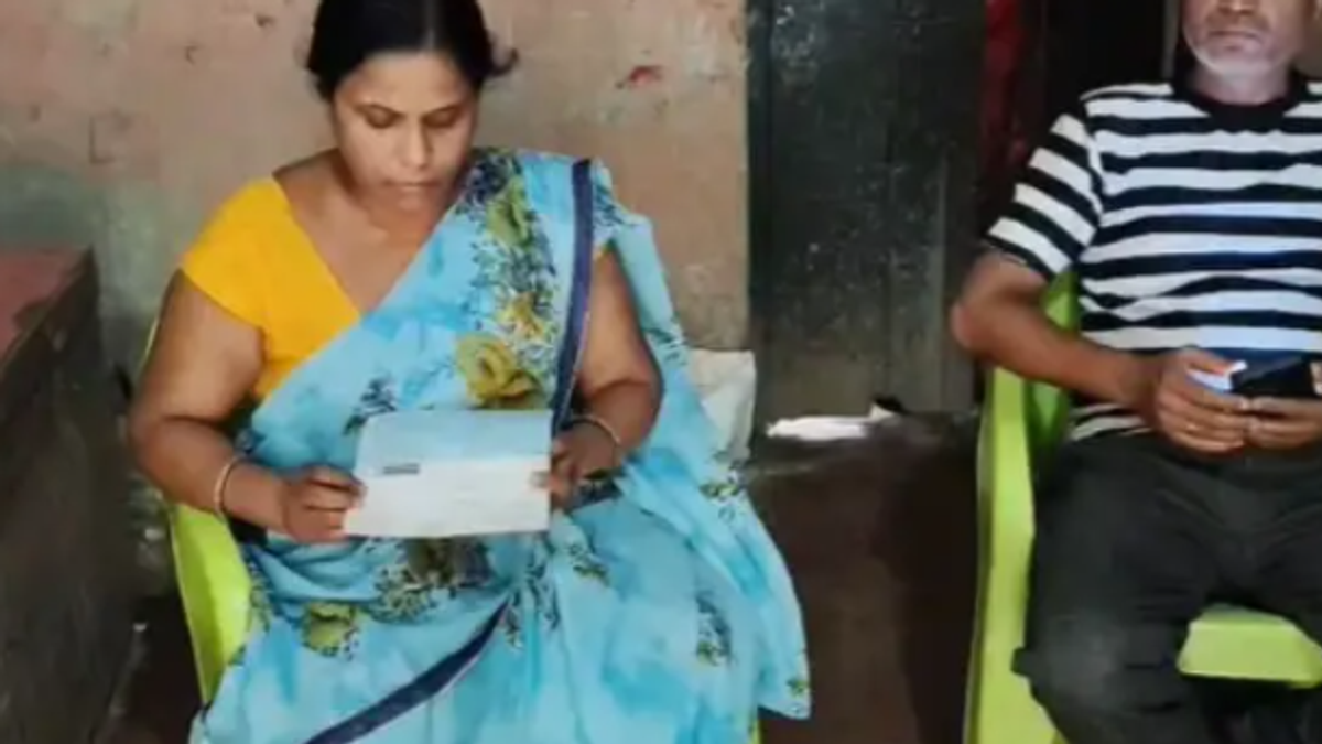 बिहार में पेंशनधारी बैंक पासबुक और बैंक बैलेंस देखते हुए, खाते में करोड़ों रुपये दिखने के बाद जांच शुरू।