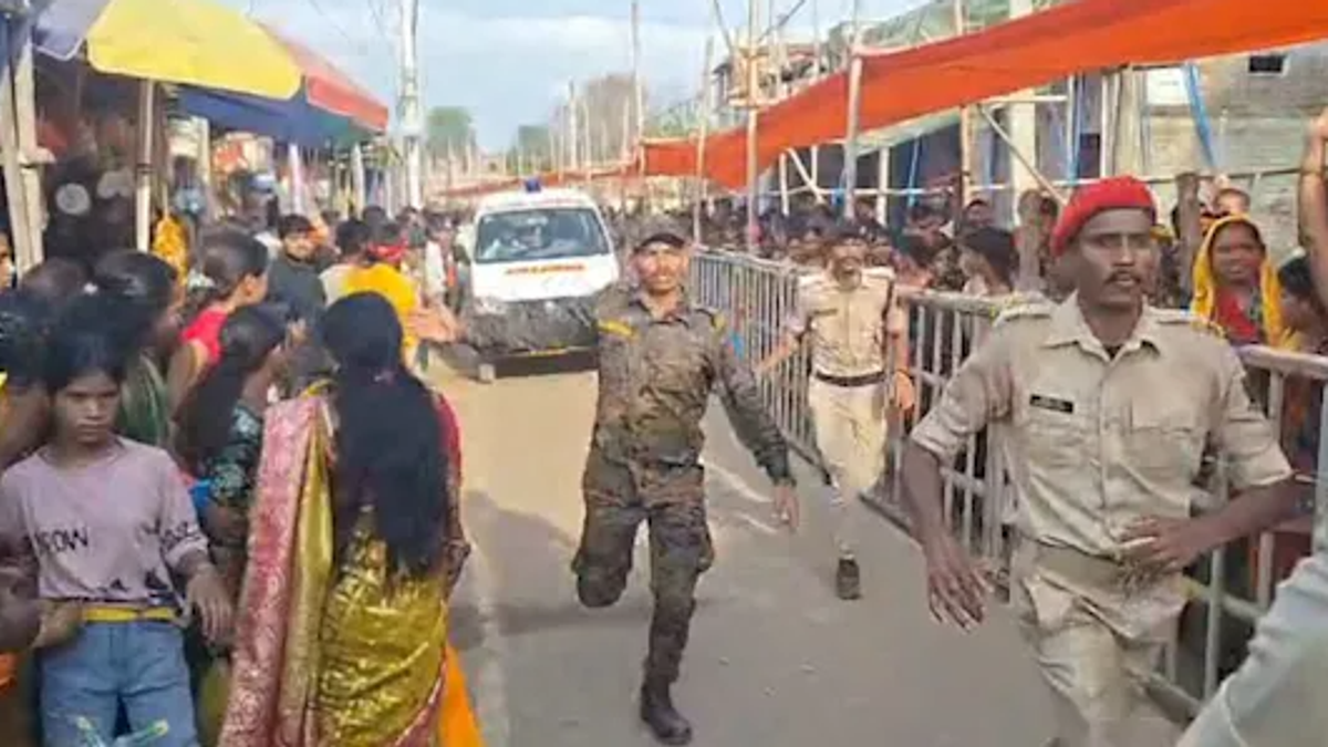 लखीसराय अशोकधाम मंदिर हादसे के बाद मौके पर जुटी भीड़ और राहत-बचाव में जुटे प्रशासनिक अधिकारी