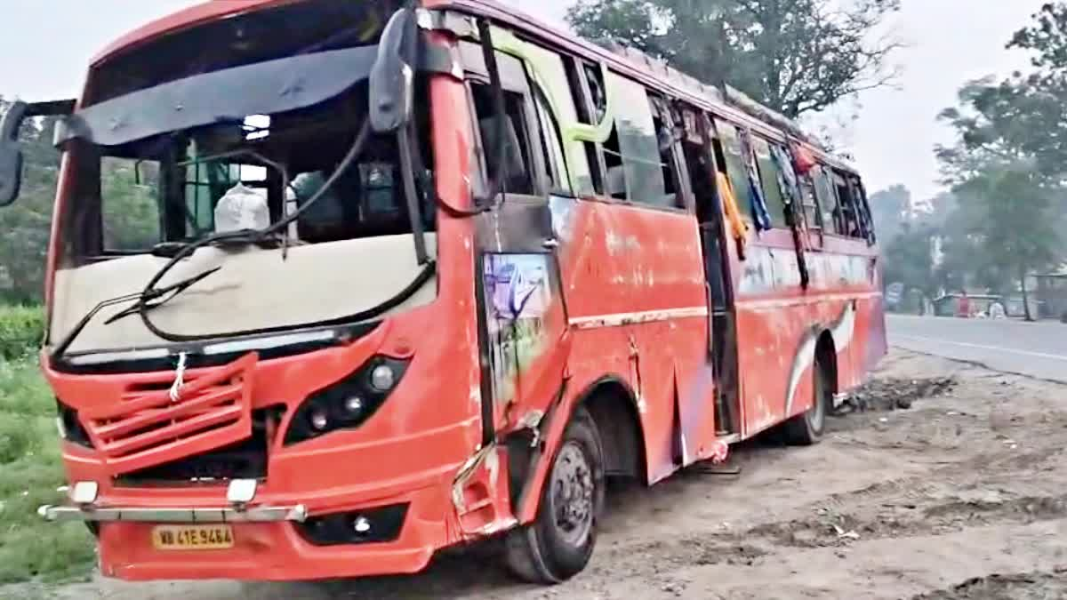 घर लौटने की राह में हादसे का शिकार हुई मजदूरों से भरी बस।"