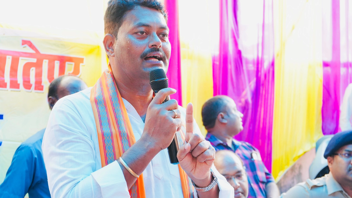 वैशाली में शहीद सुधीर पासवान के परिजनों से मुलाकात करते बिहार के एससी-एसटी कल्याण मंत्री लखेंद्र पासवान।