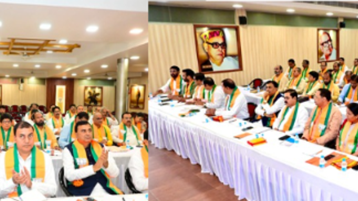 लखनऊ में भाजपा प्रदेश प्रभारी विनोद तावड़े की कार्यकर्ताओं और पदाधिकारियों के साथ बैठक।