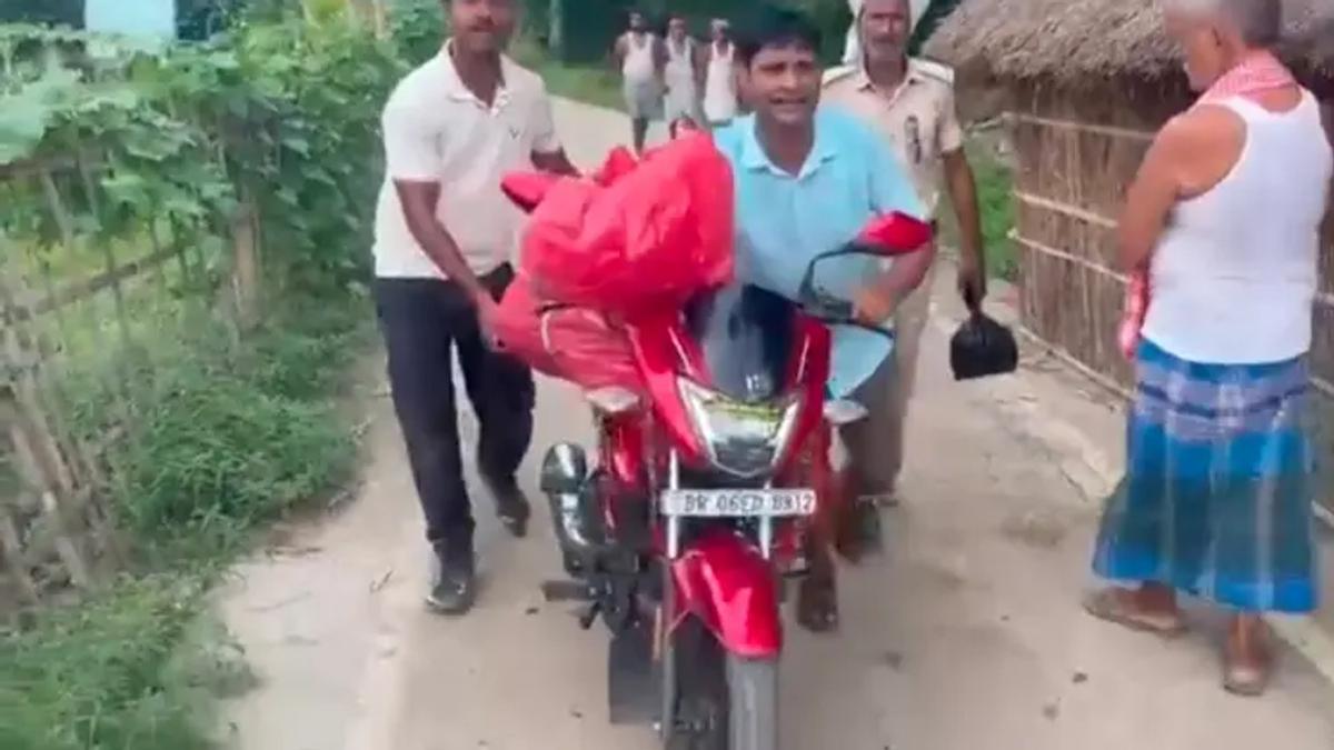 सीतामढ़ी में बहन के शव को बाइक पर ले जाता भाई, दहेज हत्या मामले की सांकेतिक तस्वीर।