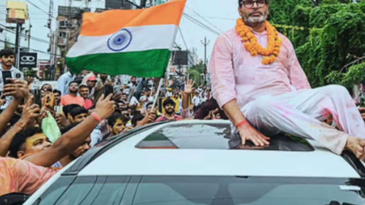 प्रशांत किशोर बांकीपुर में जन संवाद अभियान के तहत वार्डवार दौरे की जानकारी देते हुए।